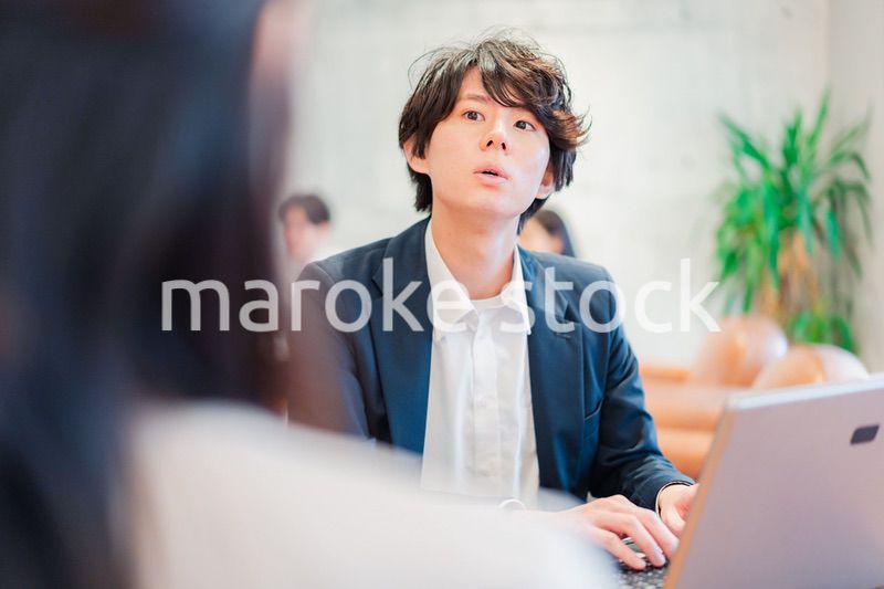 上司との1on1をするオフィスワーカー