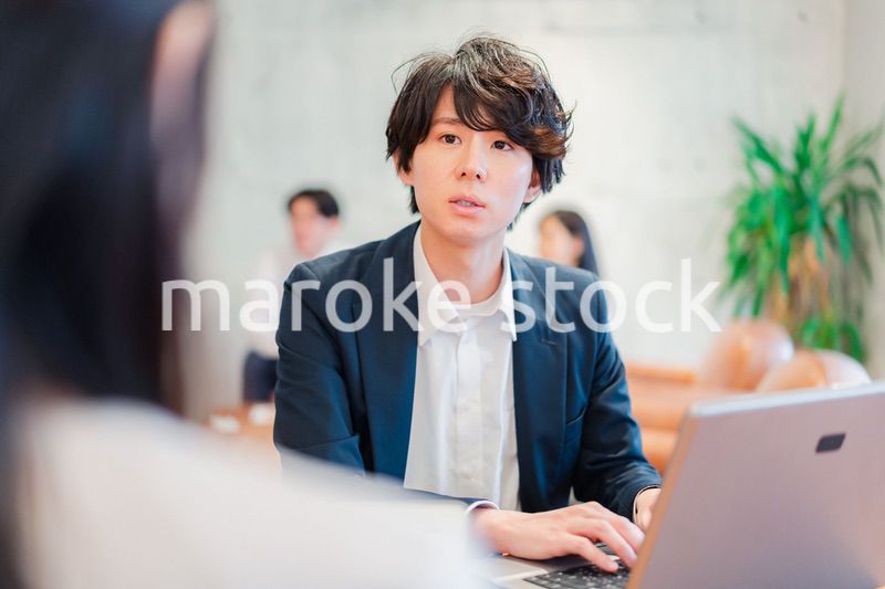 上司との1on1をするオフィスワーカー