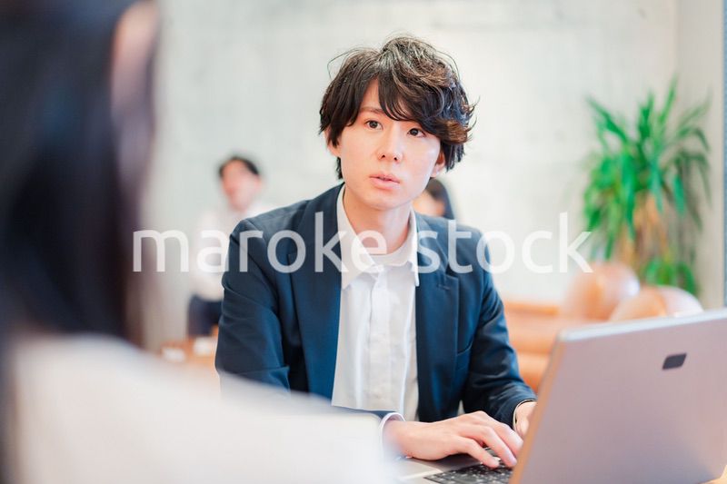 上司との1on1をするオフィスワーカー