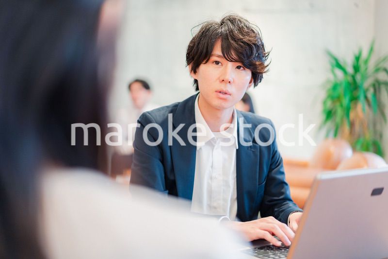 上司との1on1をするオフィスワーカー