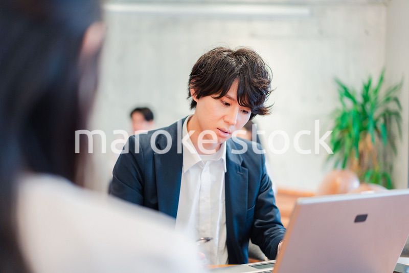 上司との1on1をするオフィスワーカー