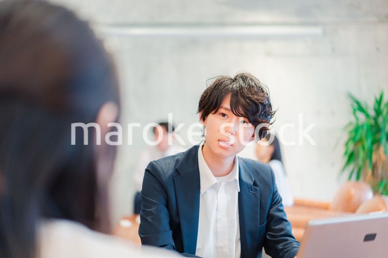 上司との1on1をするオフィスワーカー
