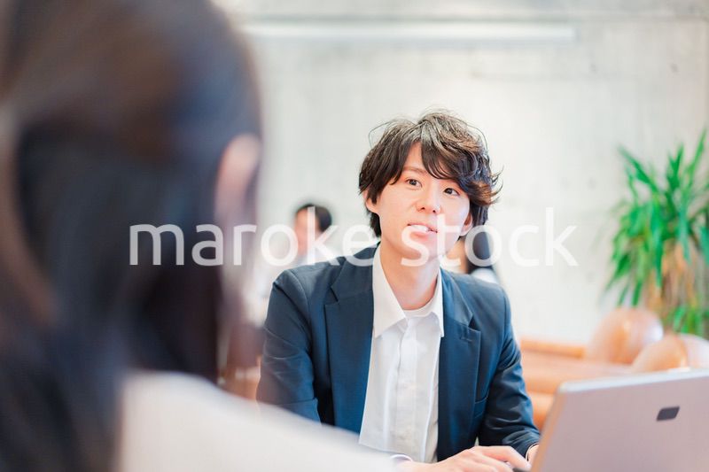 上司との1on1をするオフィスワーカー