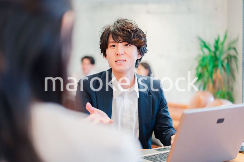 上司との1on1をするオフィスワーカー