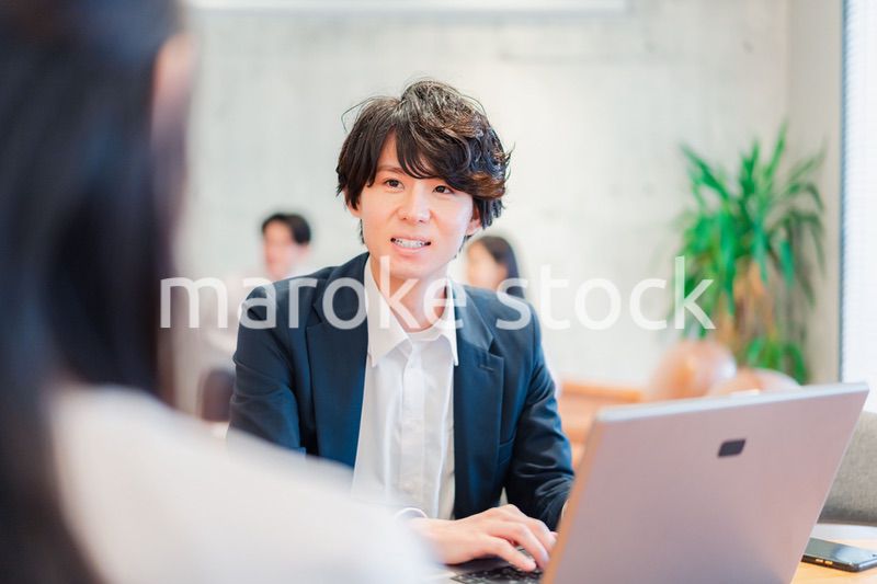 上司との1on1をするオフィスワーカー