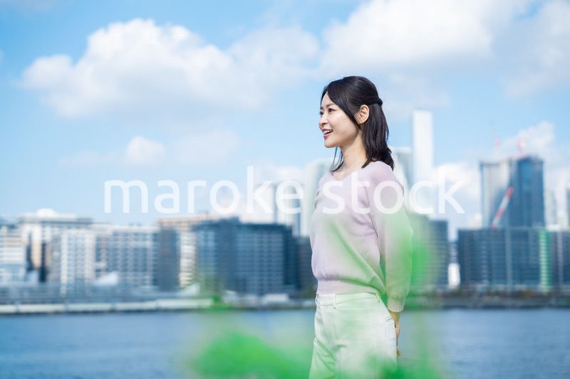 外を歩くビジネスウーマン