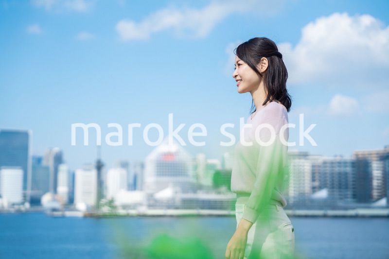 外を歩くビジネスウーマン