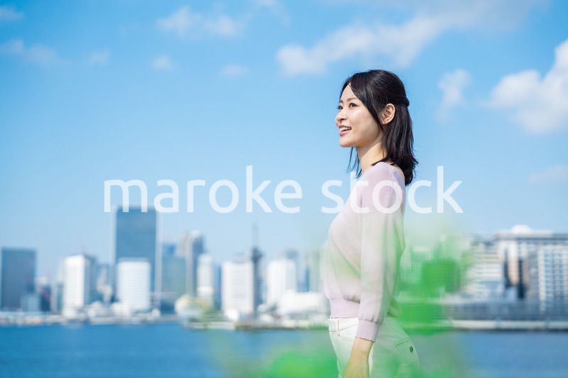 外を歩くビジネスウーマン