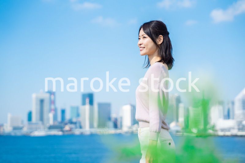 笑顔で外を歩くビジネスウーマン