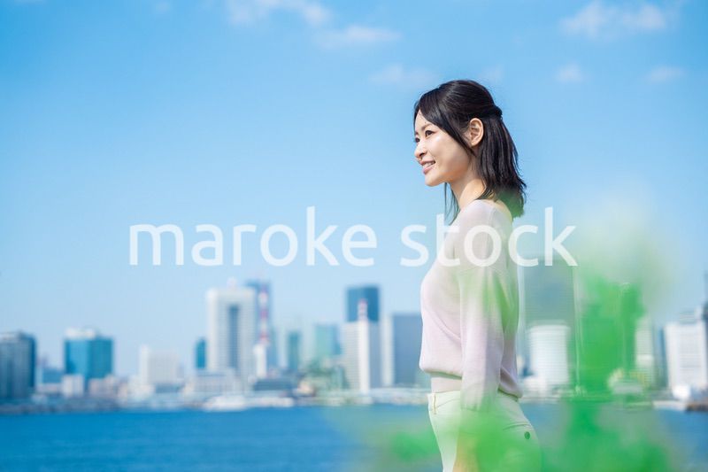 外を歩くビジネスウーマン