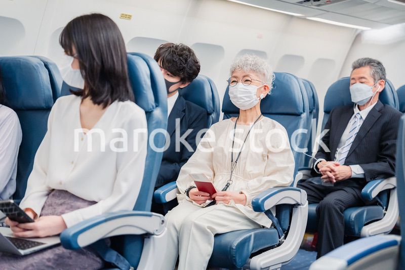 飛行機の機内で過ごす乗客