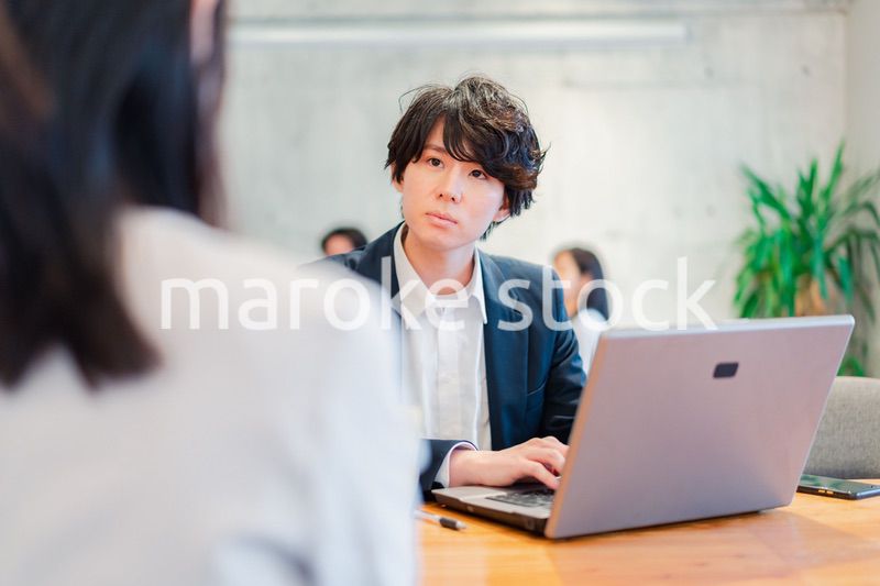 上司との1on1をするオフィスワーカー