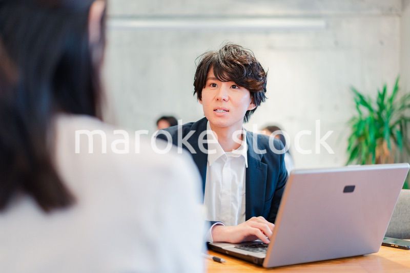 上司との1on1をするオフィスワーカー