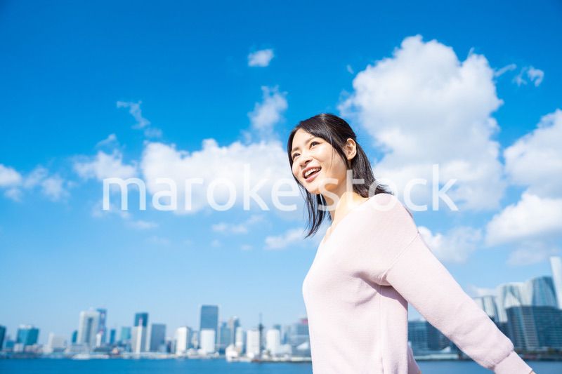 外で深呼吸をする若いビジネスウーマン