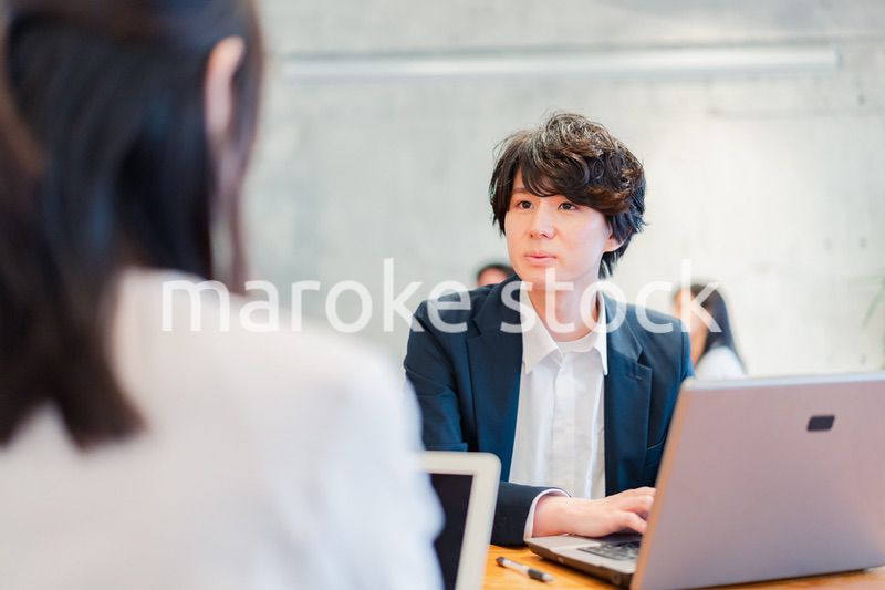 上司との1on1をするオフィスワーカー