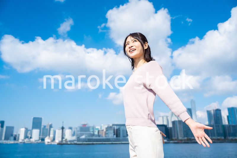 外で深呼吸をする若いビジネスウーマン