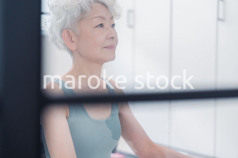 ヨガをする元気なシニア女性