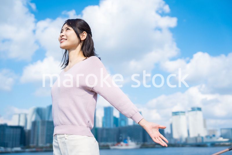 外で深呼吸をする若いビジネスウーマン