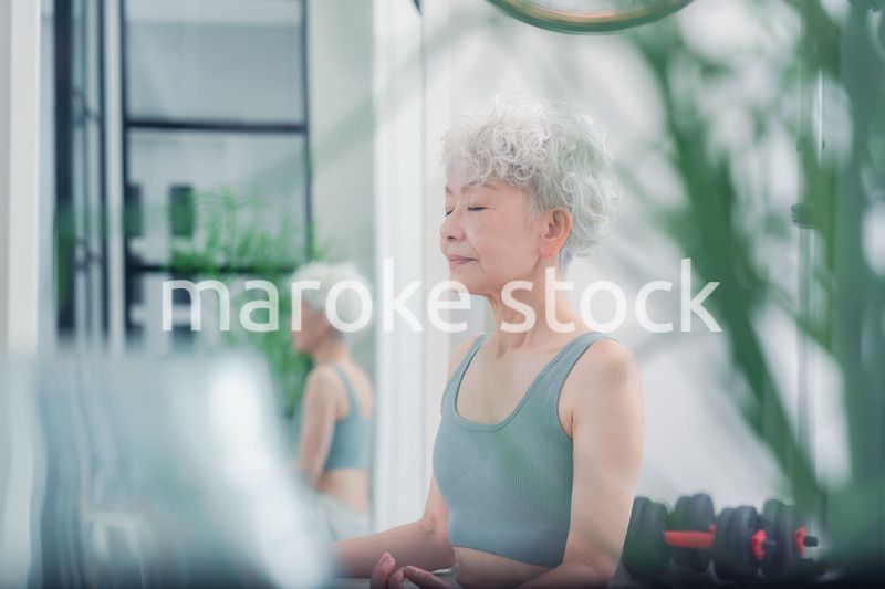 ヨガをする元気なシニア女性