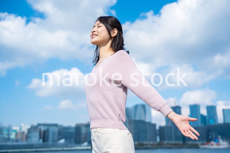 外で深呼吸をする若いビジネスウーマン