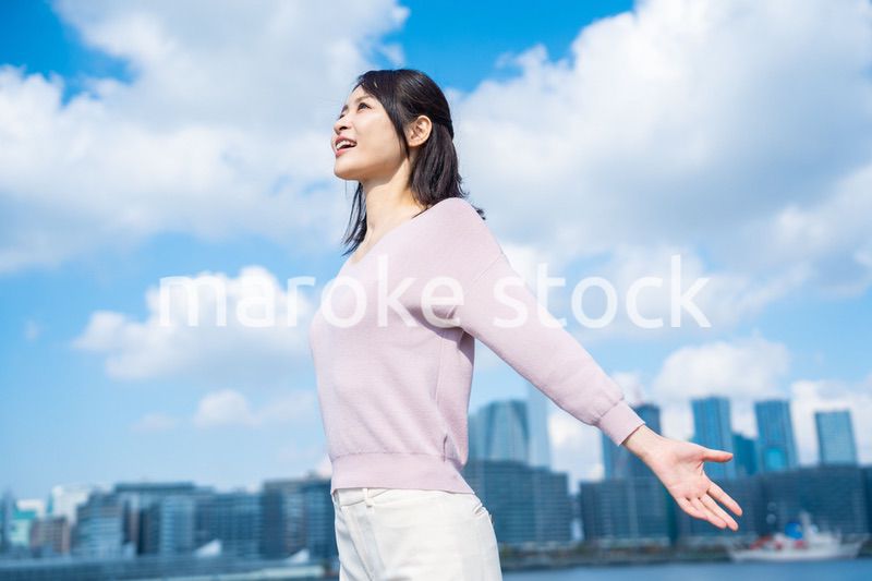 外で深呼吸をする若いビジネスウーマン