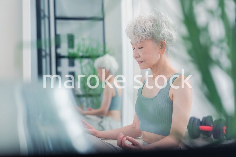 ヨガをする元気なシニア女性