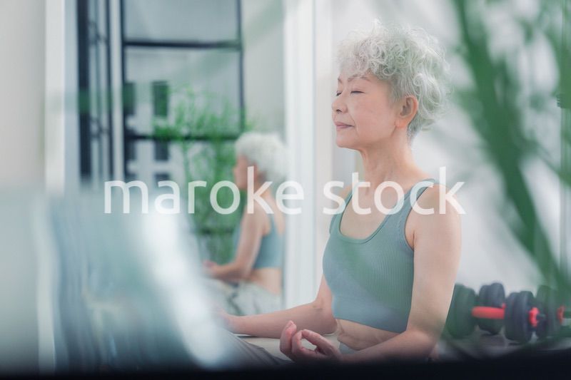 ヨガをする元気なシニア女性