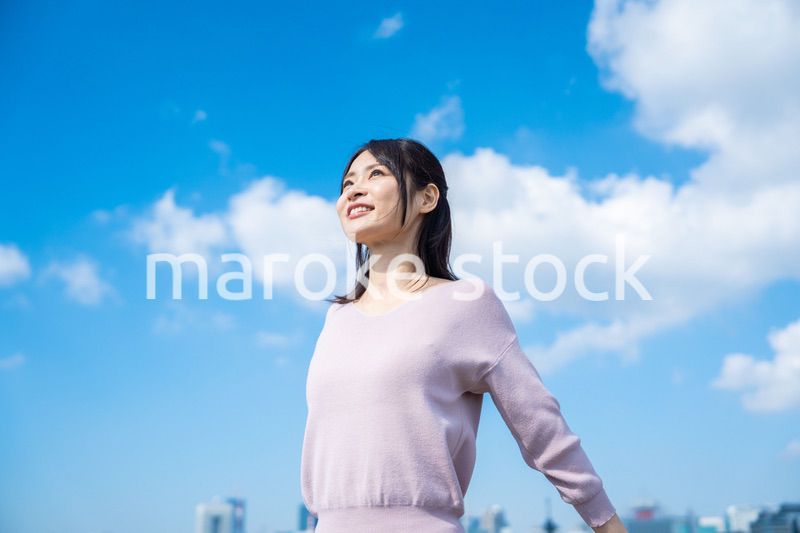 外で深呼吸をする若いビジネスウーマン