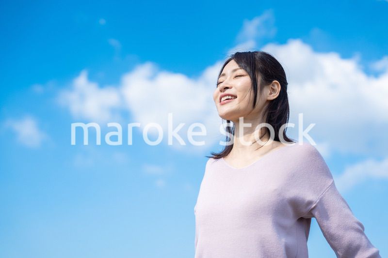 外で深呼吸をする若いビジネスウーマン