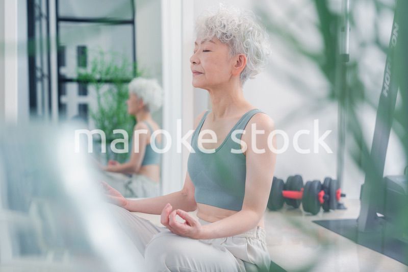 ヨガをする元気なシニア女性