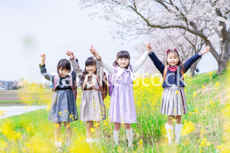 お花畑で仲良く遊ぶ小学生の女の子