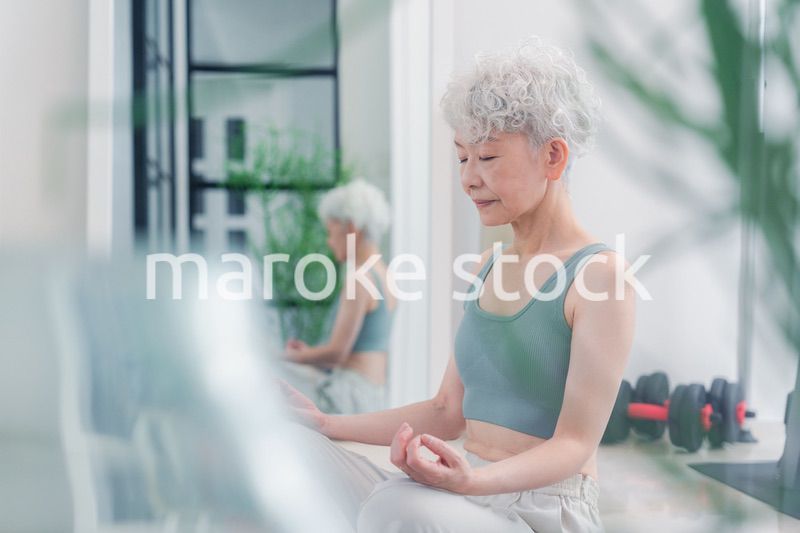 ヨガをする元気なシニア女性