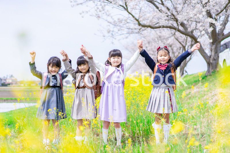 お花畑で仲良く遊ぶ小学生の女の子