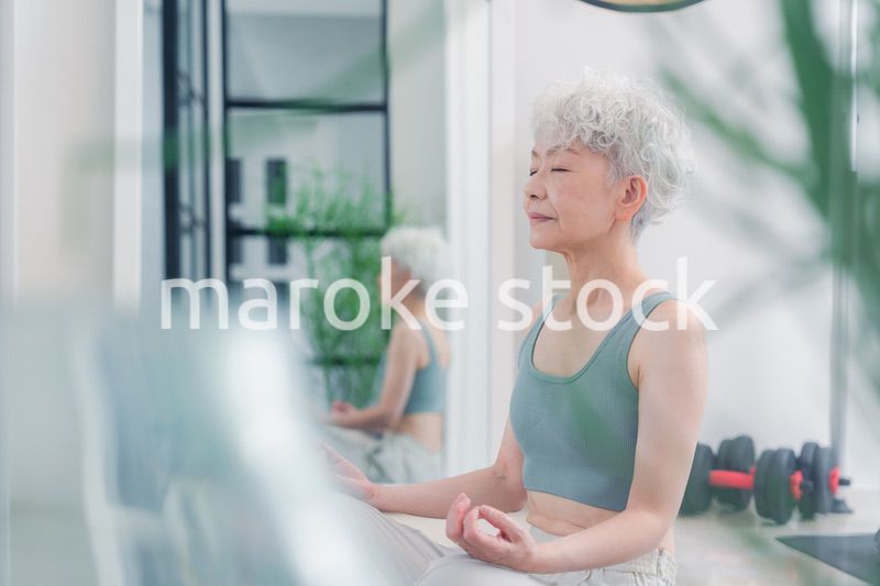 ヨガをする元気なシニア女性