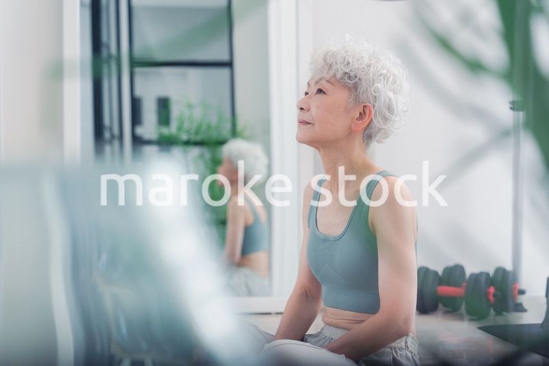 ヨガをする元気なシニア女性