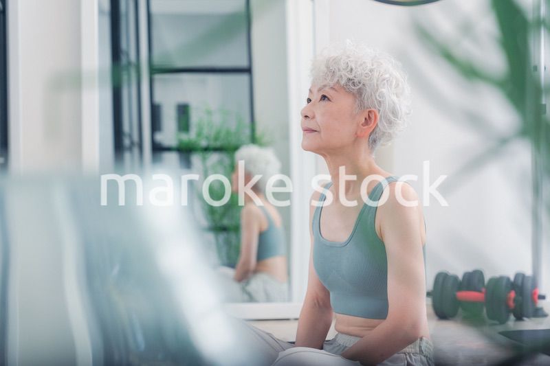 ヨガをする元気なシニア女性