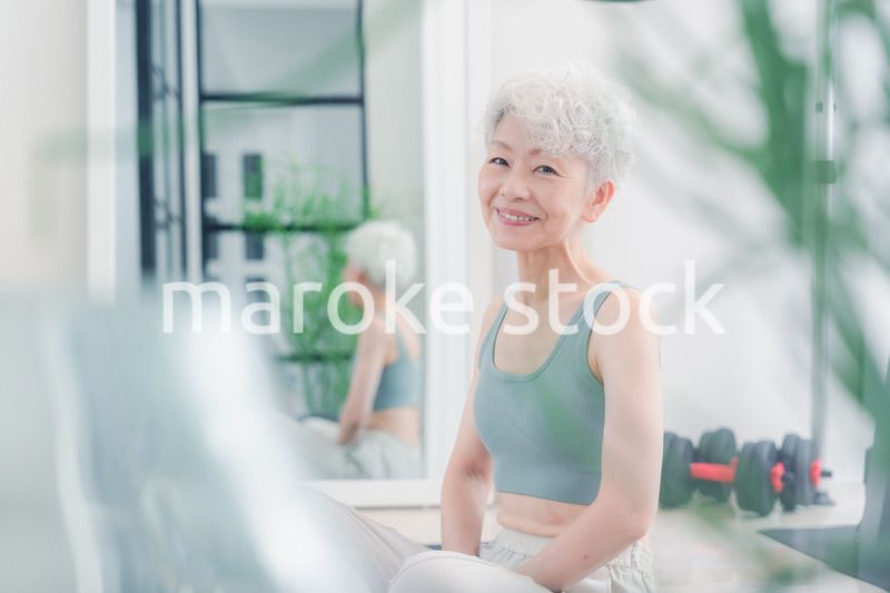 ヨガをする元気なシニア女性