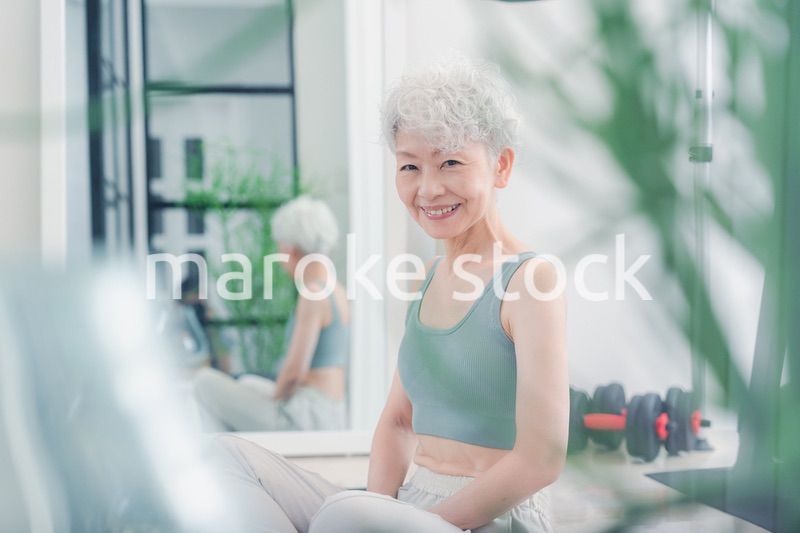 ヨガをする元気なシニア女性