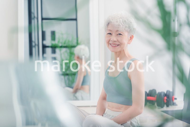 ヨガをする元気なシニア女性