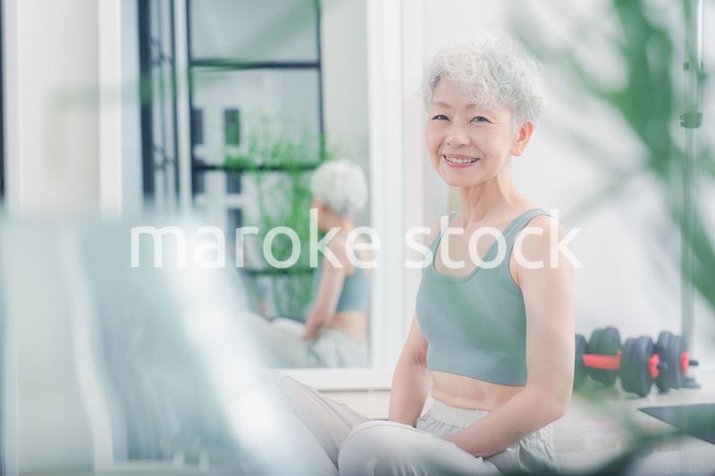 ヨガをする元気なシニア女性