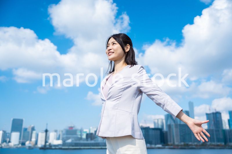 外で深呼吸をする若いビジネスウーマン