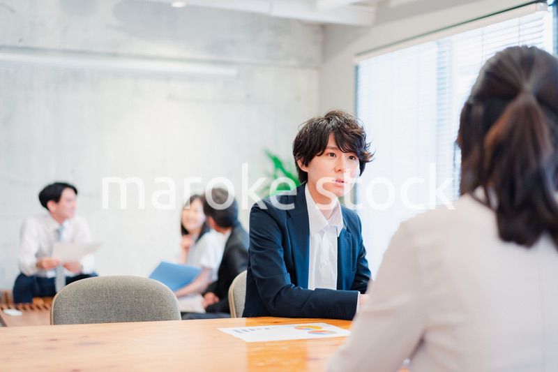 対面で営業をするセールスパーソン