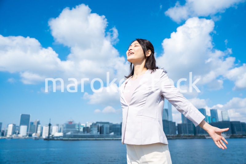 外で深呼吸をする若いビジネスウーマン