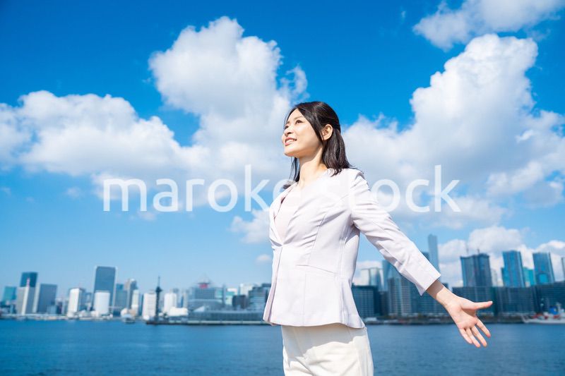 外で深呼吸をする若いビジネスウーマン