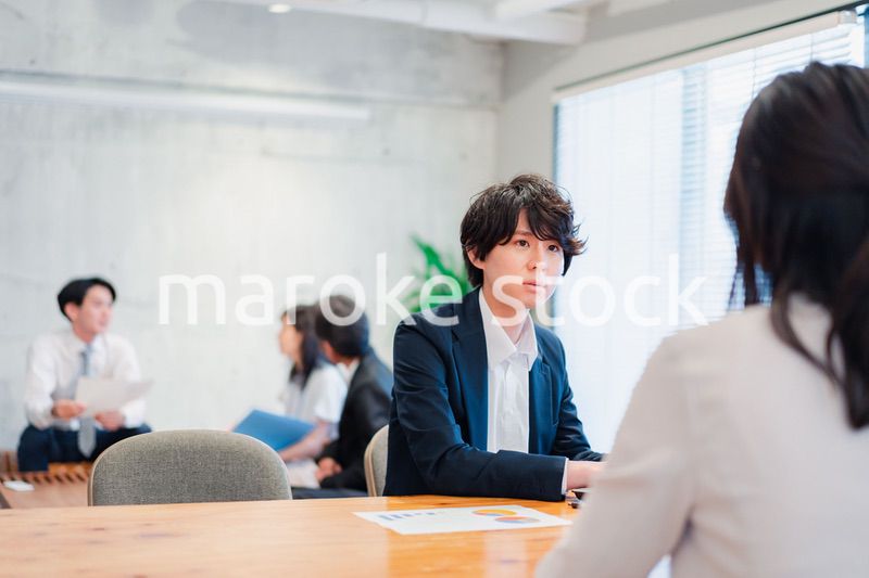 対面で営業をするセールスパーソン