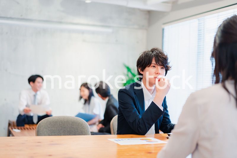 対面で営業をするセールスパーソン