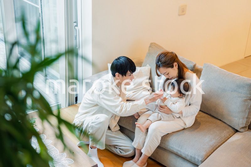 赤ちゃんとお家で過ごす幸せなファミリー