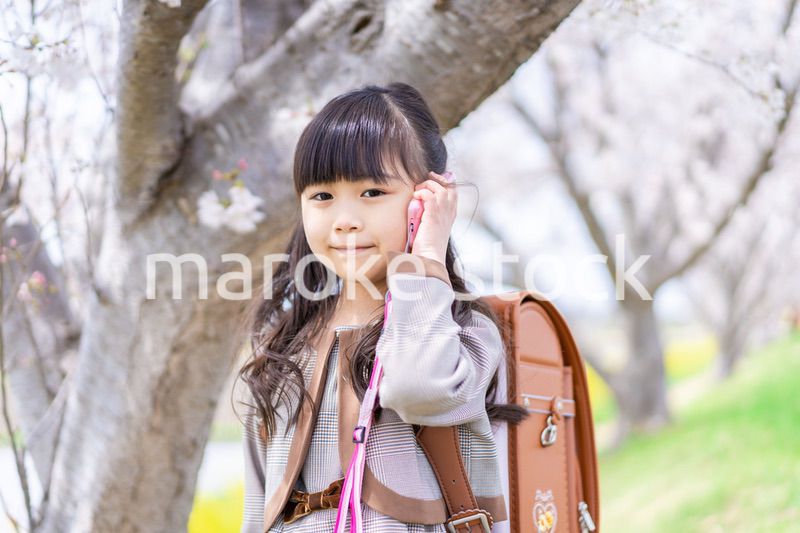 キッズ携帯で電話をする小学生