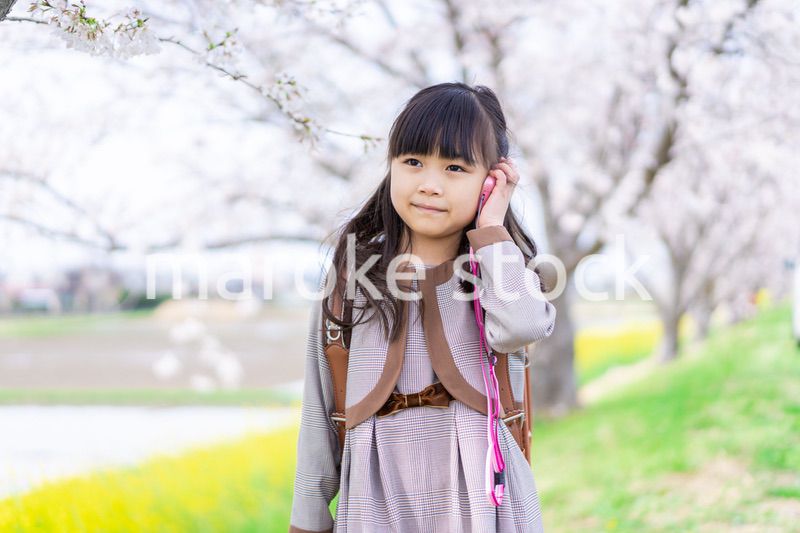 キッズ携帯で電話をする小学生