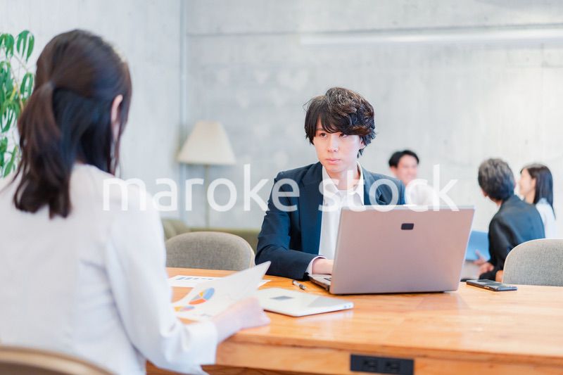 対面で営業をするセールスパーソン